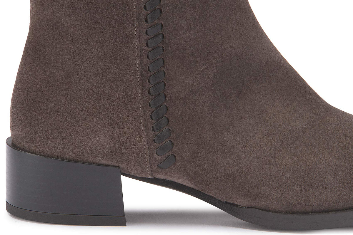 Stiefel in Taupe Rauhleder – Detail Reißverschluss