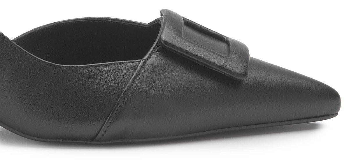 Spitze Schuhform mit rechteckiger Zierschnalle