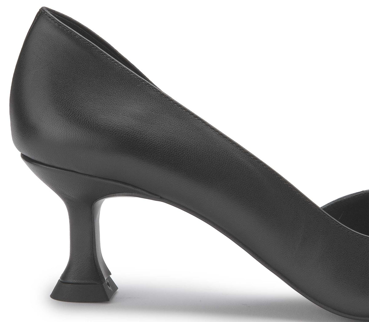 Geschwungener Absatz des schwarzen Pumps