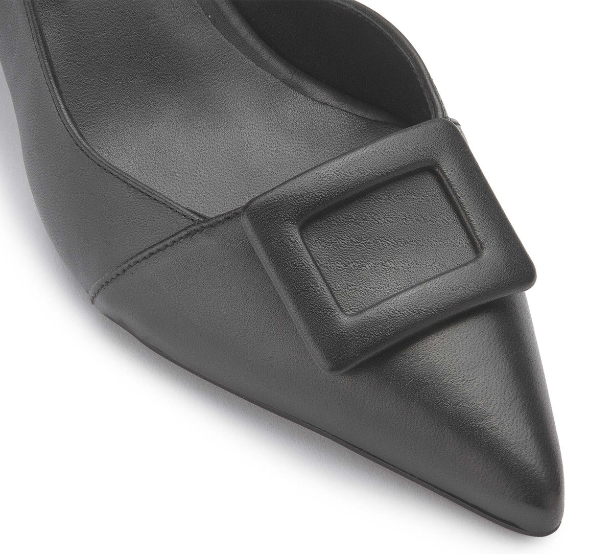 Detail der Zierschnalle am schwarzen Pumps