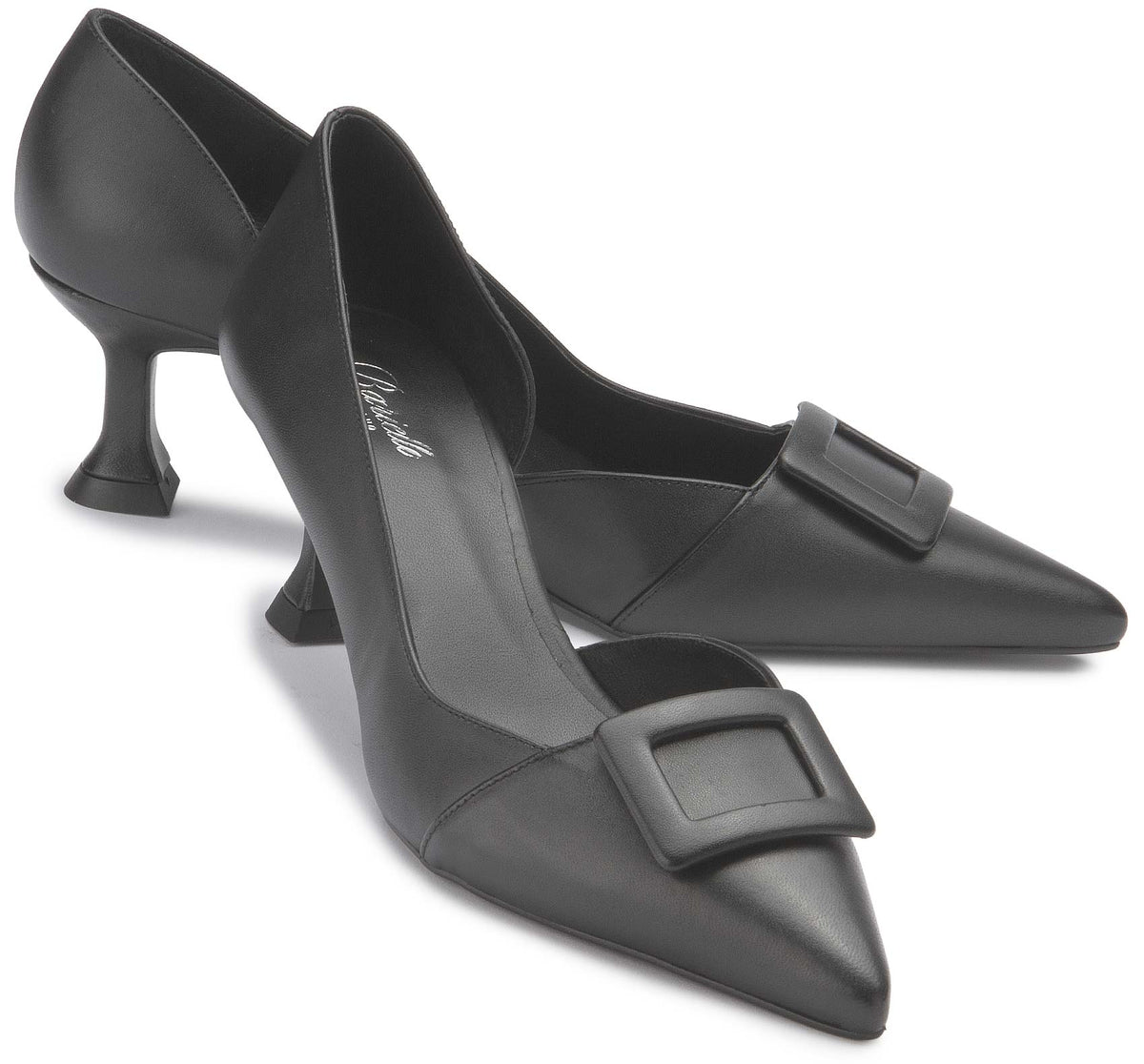 Schwarze Pumps mit Zierschnalle, Paaransicht