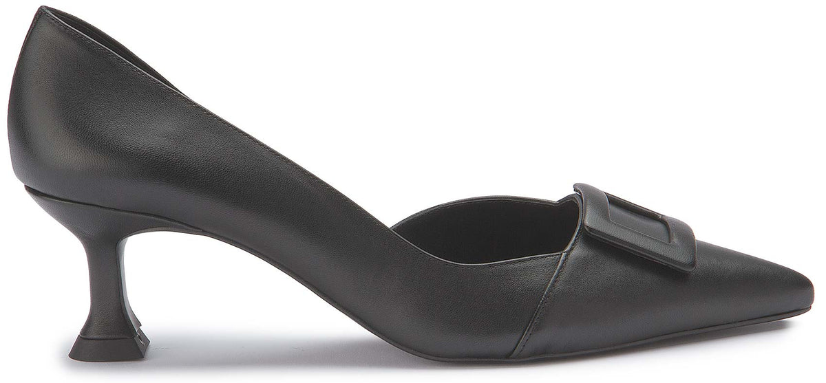 Schwarzer Pumps in der Seitenansicht