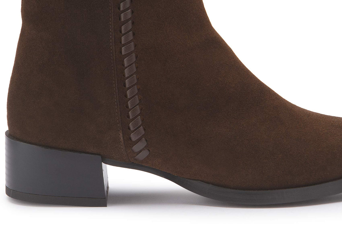 Stiefelette Dunkelbraun Rauhleder Flechtdetail – Detail Zehenbox