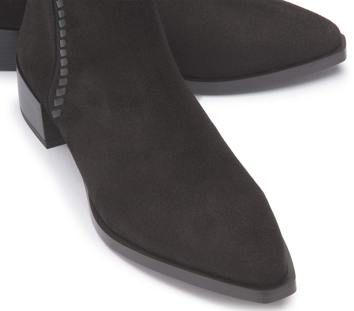 Stiefelette Schwarz Rauhleder Flechtdetail – Detail Flechtung vertikal