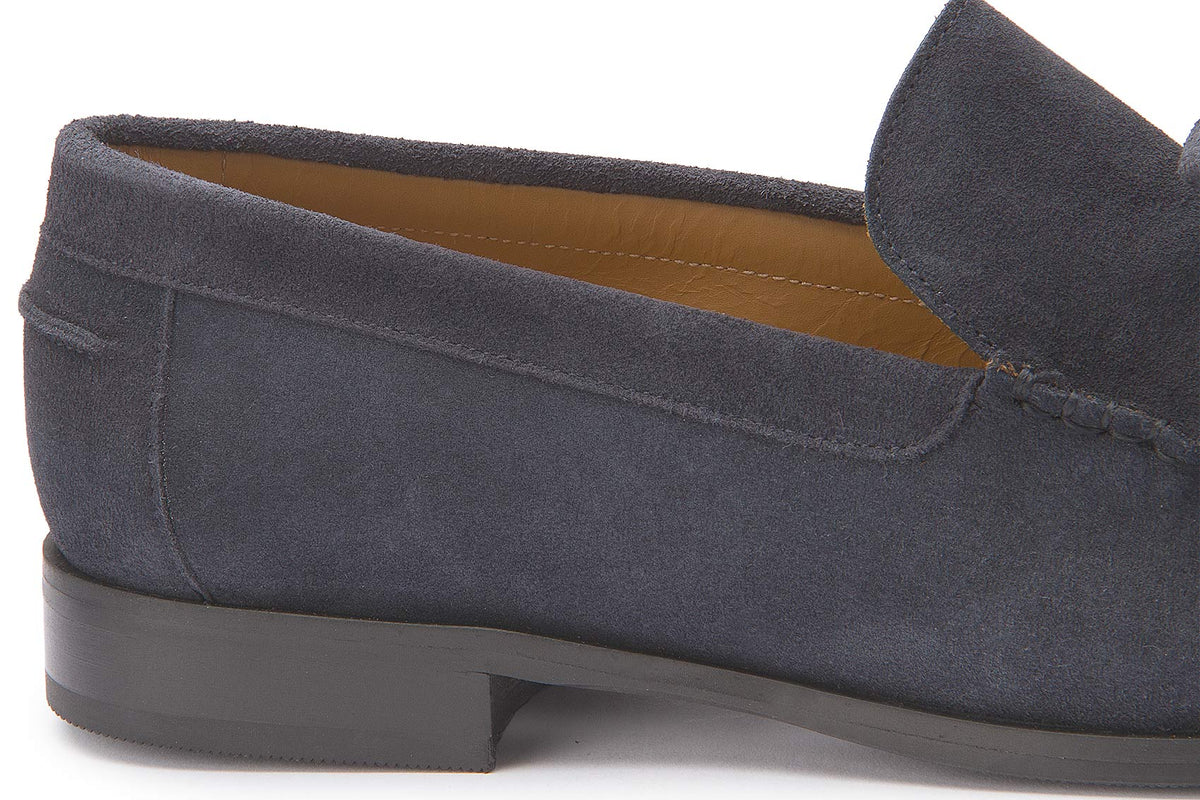 Loafer in Blau Rauhleder mit Schleife – Detail Fersenbereich