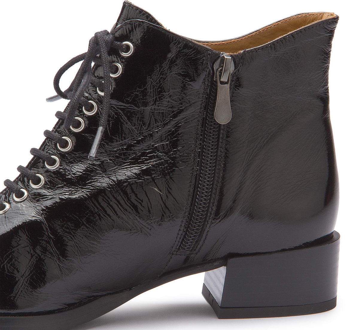 Schnürstiefelette in Schwarz Lackleder – Detail Reißverschluss