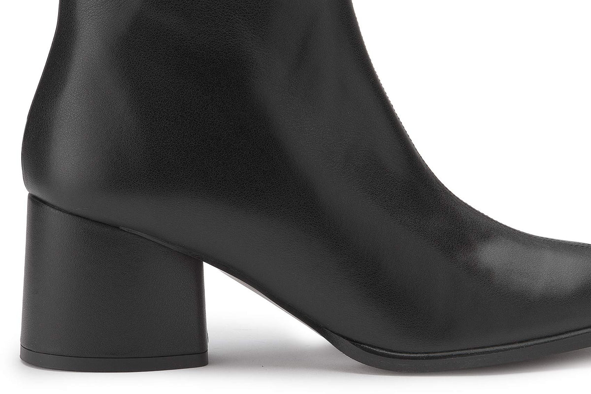 Stiefelette in Schwarz Leder mit Blockabsatz – Detail Reißverschluss