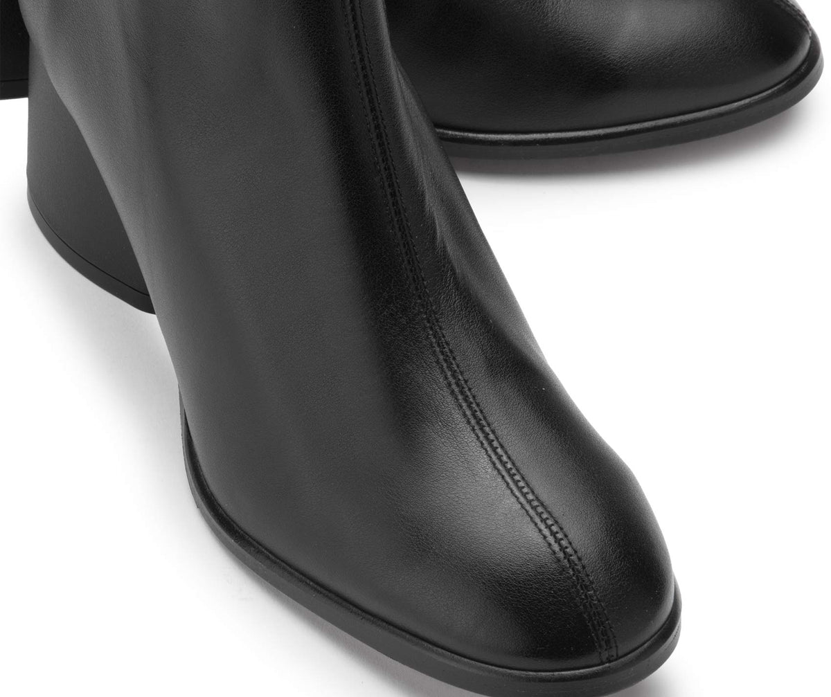 Stiefelette in Schwarz Leder mit Blockabsatz – Detail Schaft