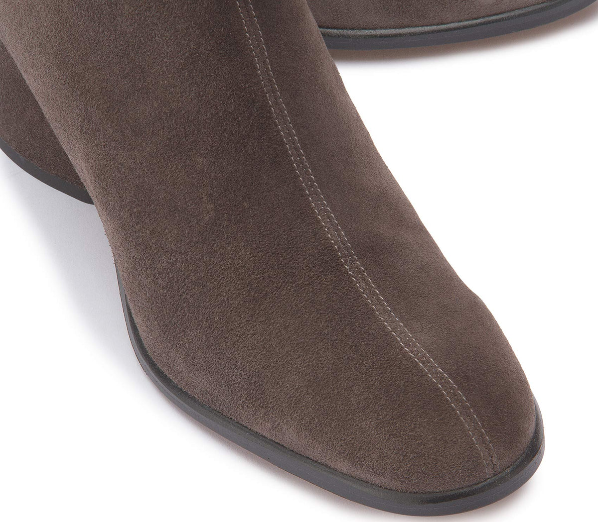Stiefelette in Taupe Rauhleder mit Blockabsatz – Detail Zehenbereich