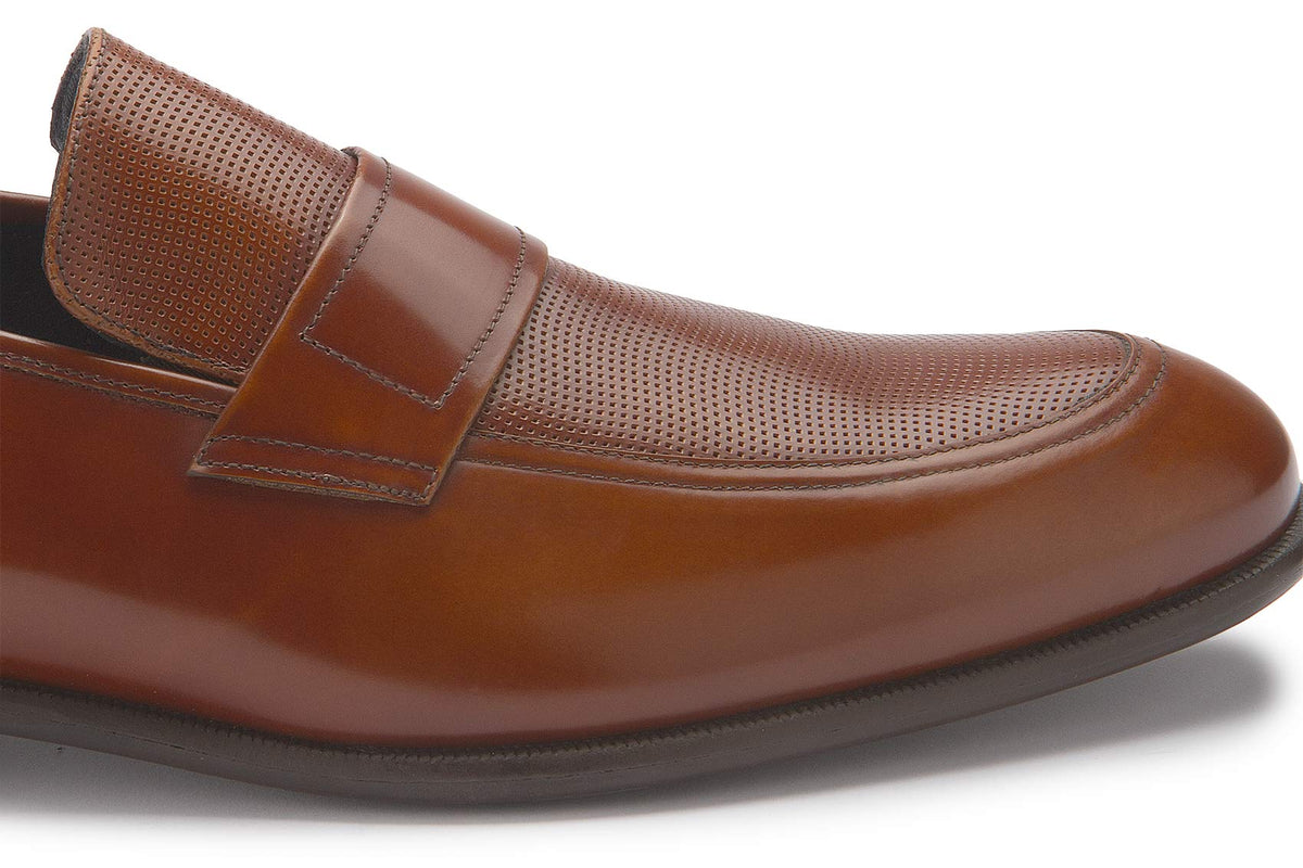 Gerundete Schuhspitze mit feiner Struktur und umlaufender Naht