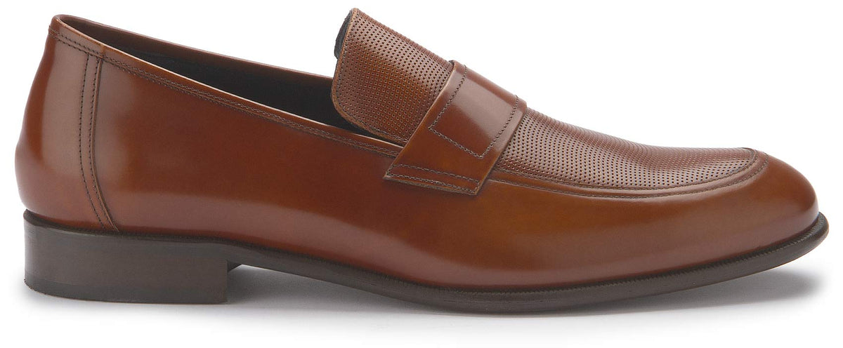 Seitenansicht des cognacfarbenen Slippers mit flachem dunklem Absatz