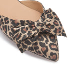 Detail der Schleife und spitzen Schuhform