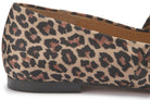 Detail der silberfarbenen Schnalle und des Leopardenmusters