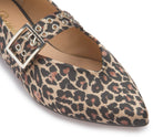 Spitze Schuhform und Schnallenriemen mit Metallösen