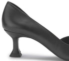 Geschwungener Absatz des schwarzen Pumps