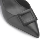 Detail der Zierschnalle am schwarzen Pumps