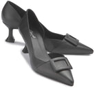 Schwarze Pumps mit Zierschnalle, Paaransicht