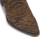 Detail der spitzen Schuhform und des braunen Animalprints