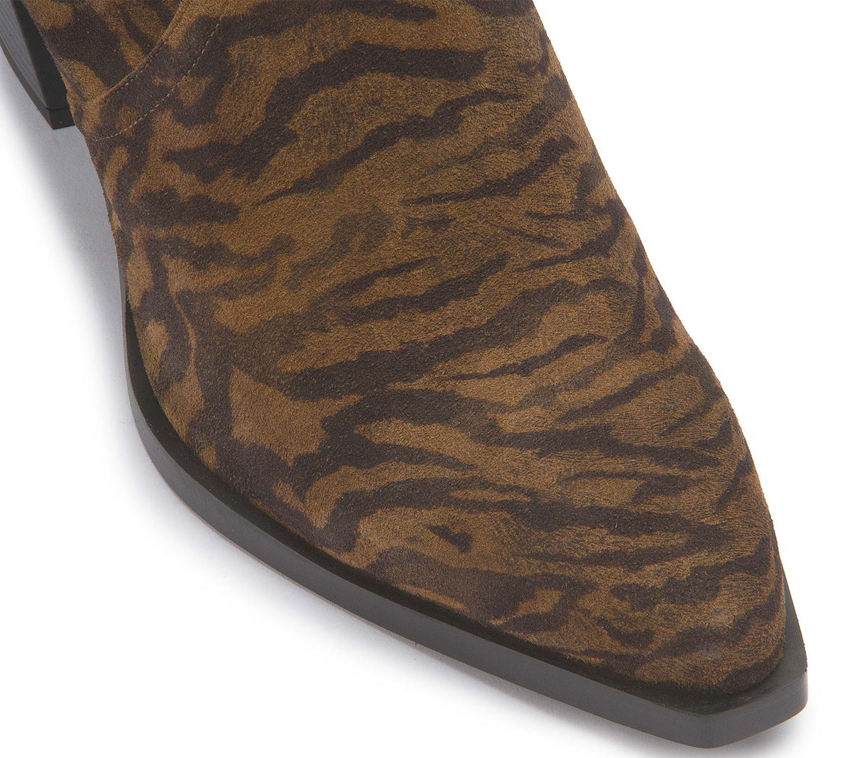 Detail der spitzen Schuhform und des braunen Animalprints