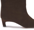 Stiefel Dunkelbraun Rauhleder Kitten-Heel – Detail Zehenbox