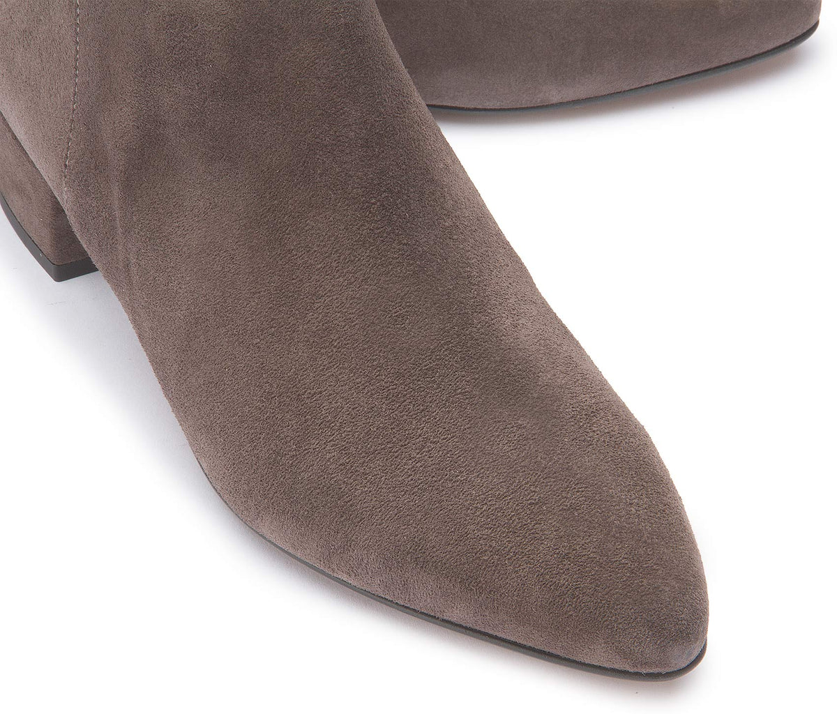 Stiefelette Taupe Rauhleder – Detail Absatz