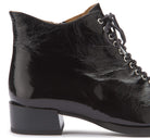 Schnürstiefelette in Schwarz Lackleder – Detail Absatz