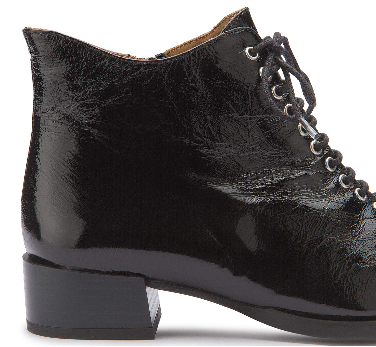 Schnürstiefelette in Schwarz Lackleder – Detail Absatz
