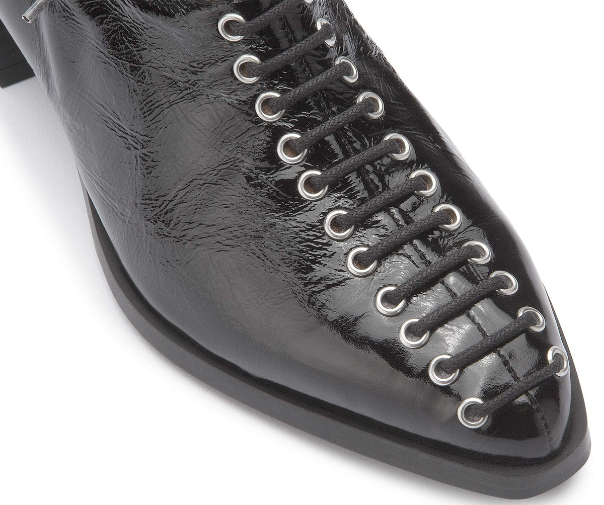 Schnürstiefelette in Schwarz Lackleder – Detail Schnürung Spitze