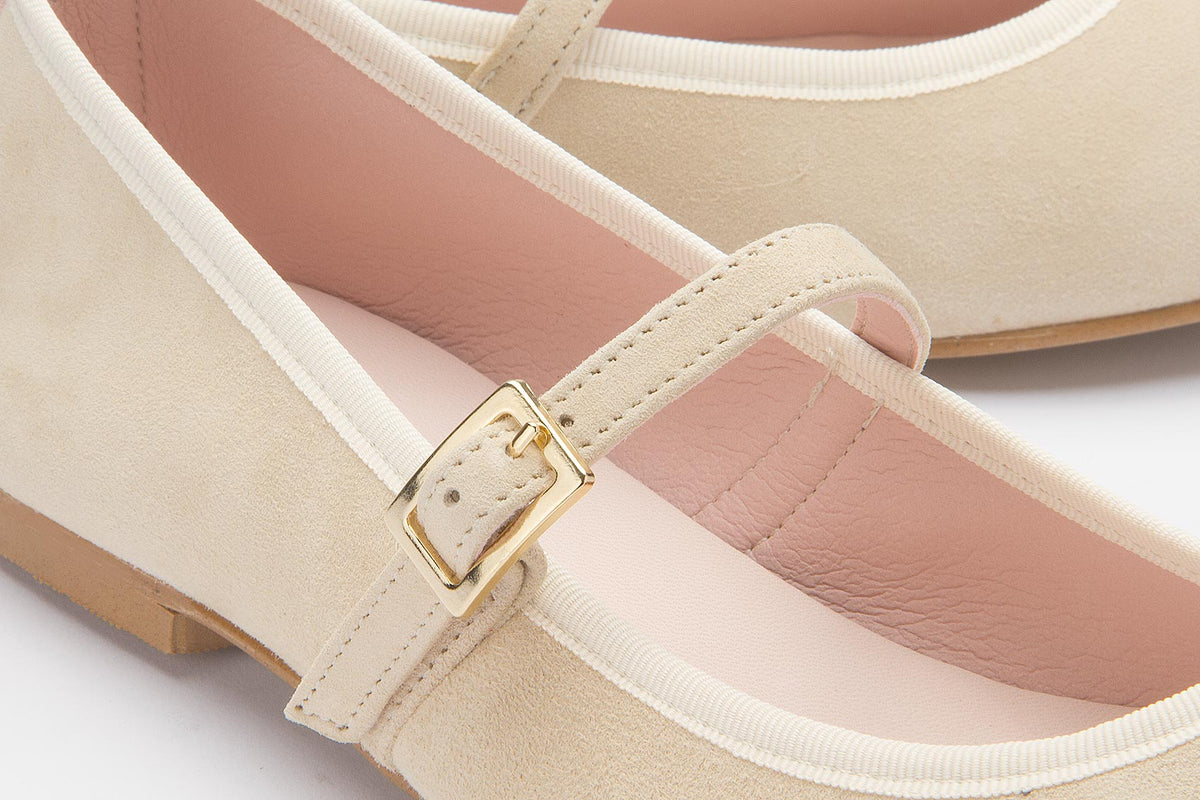 Detailansicht von Riemchen und Oberfläche des Ballerinas 2701-15