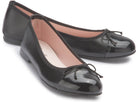Schwarze Ballerinas mit glänzender Zehenkappe und Schleife, Paaransicht