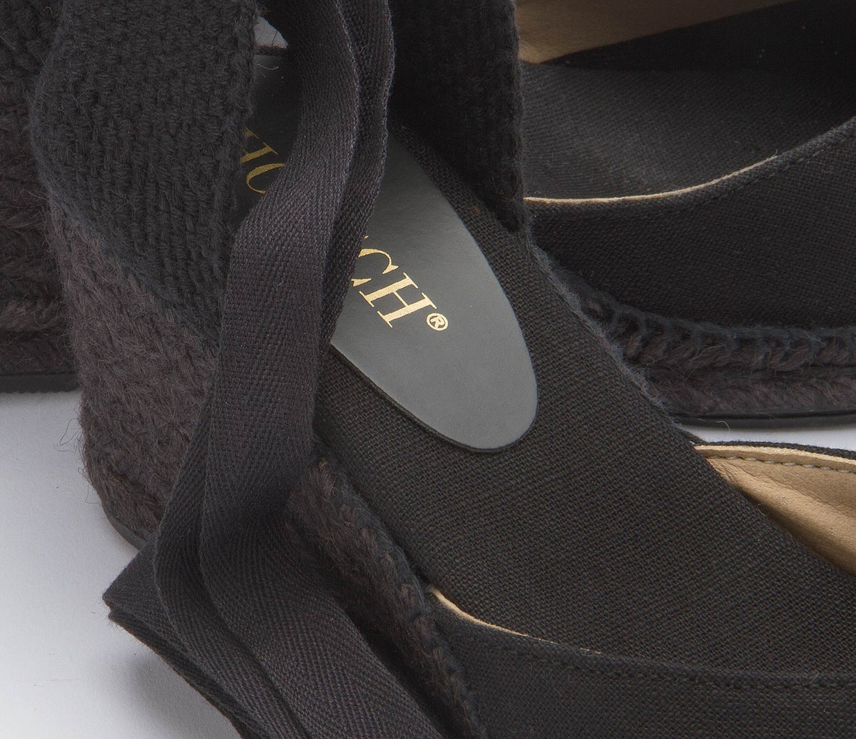 Geflochtene Fersenpartie und schwarze Bindebänder der Espadrilles