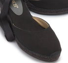 Detail der geschlossenen Schuhspitze aus schwarzem Textil