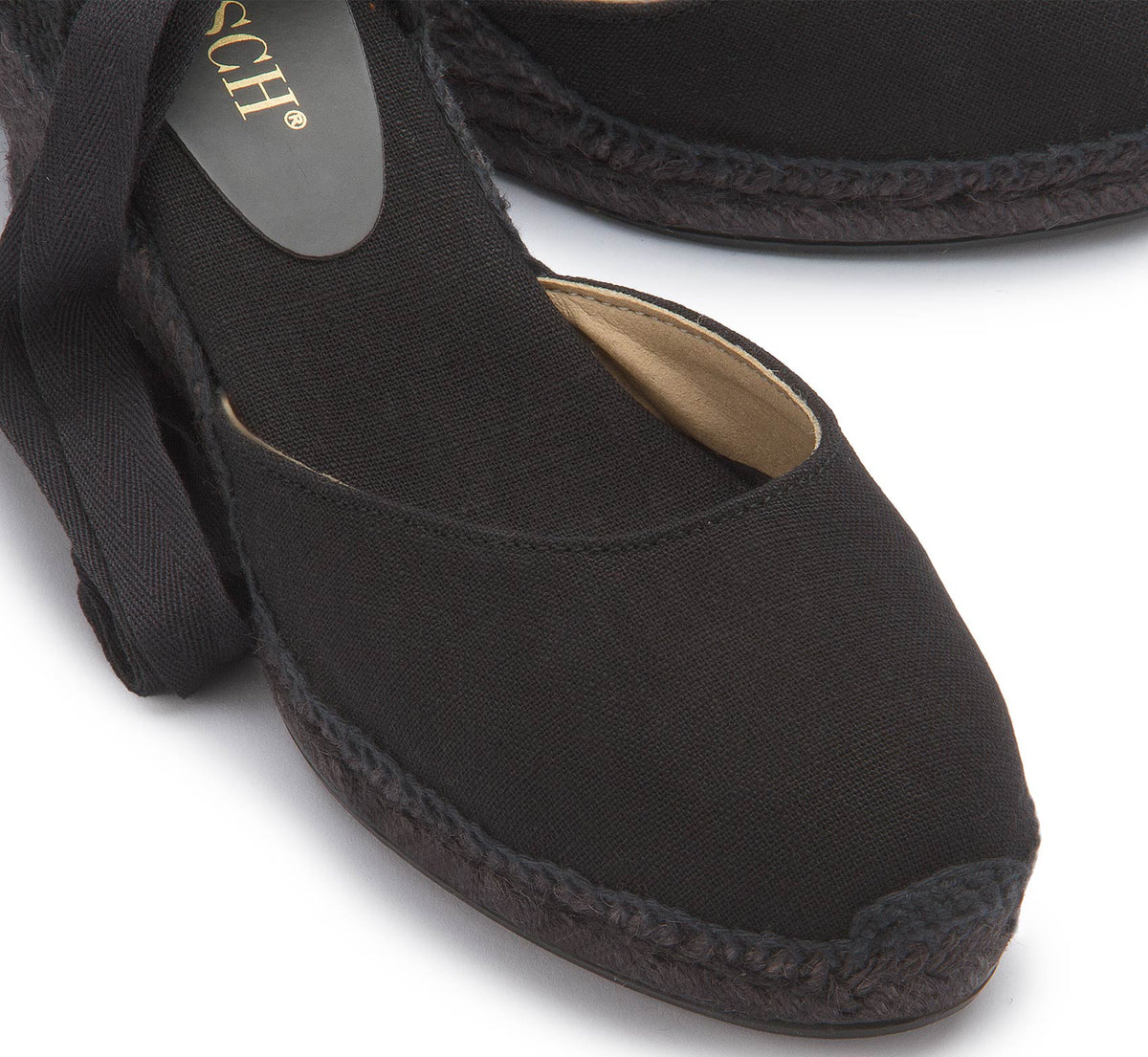 Detail der geschlossenen Schuhspitze aus schwarzem Textil