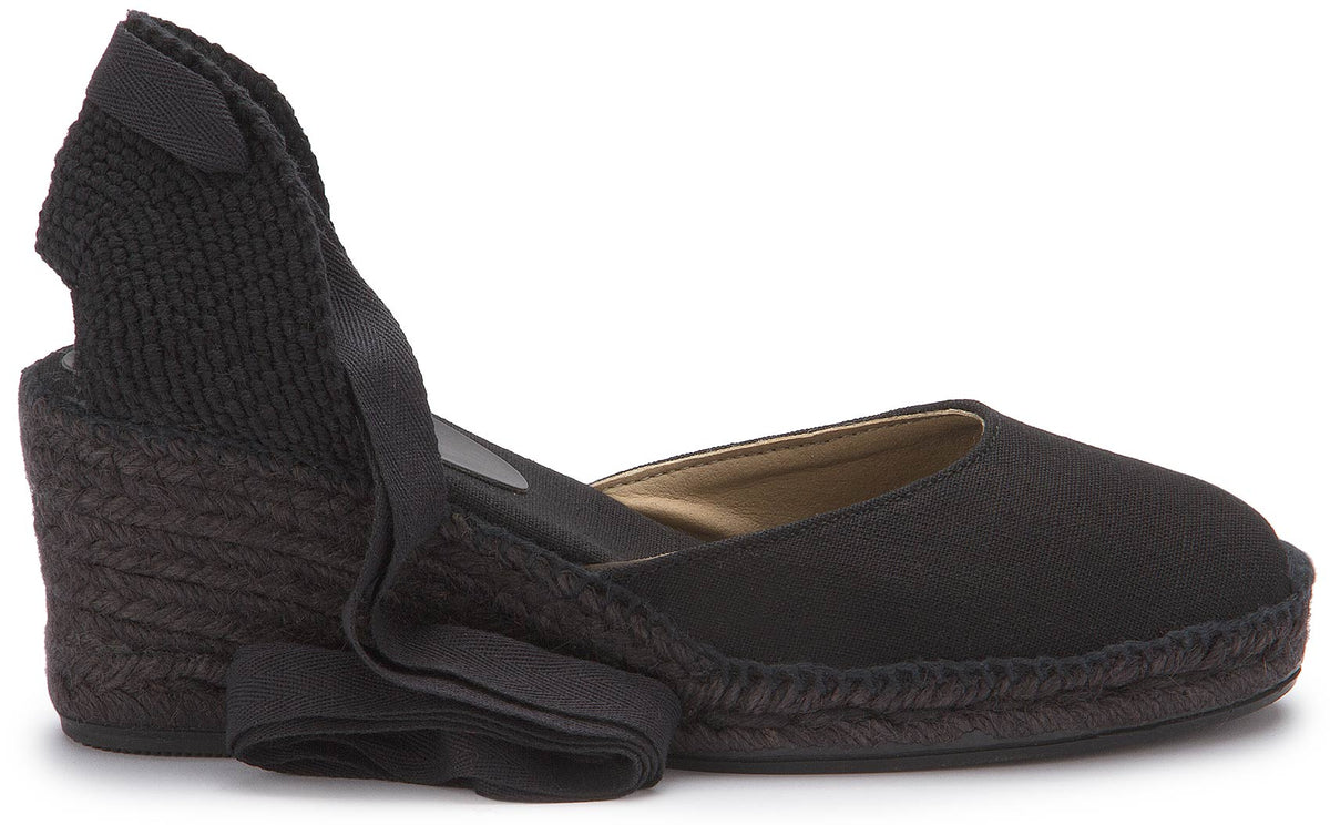 Seitenansicht der schwarzen Espadrilles mit Keilabsatz und Flechtoptik