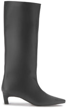 Schwarzer Stiefel mit spitzer Form in der Seitenansicht