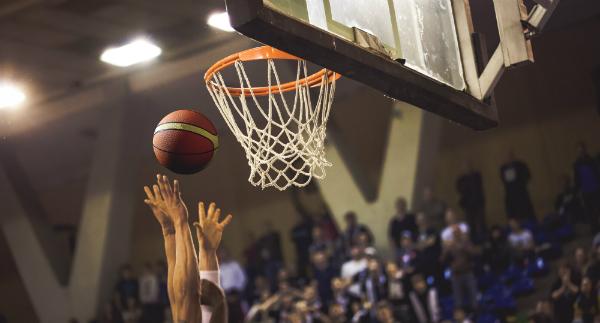 High-Cut Basketballschuhe empfehlen sich fuer Athleten, die viel unter dem Korb arbeiten