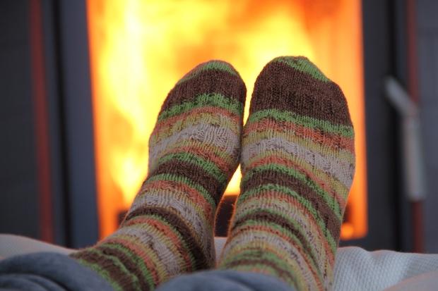 Wollsocken vor dem Kamin