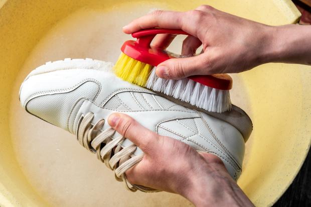 Mit einer Mischung aus Natron und Backpulver kann man die Schuhe gut putzen Sneaker mit weißer Sohle putzen