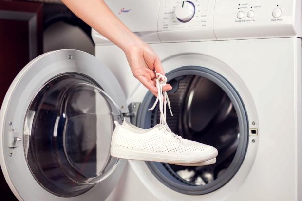 weiße Schuhe in der Waschmaschine