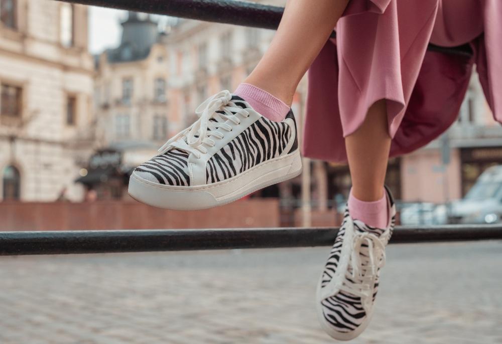 Moderne Sneaker vereinen Modebewusstsein, Qualität und Bequemlichkeit Junge-Frau-mit-Sneakern