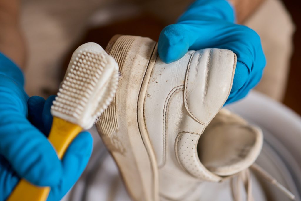 Weisse Sneaker Sohlen Reinigen