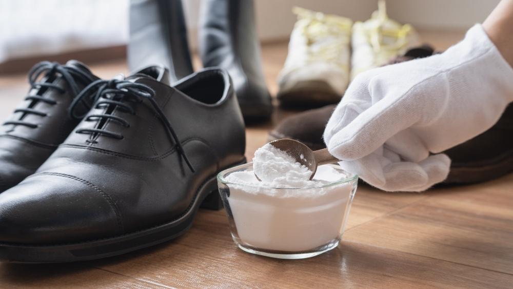 Backpulver bindet Feuchtigkeit und neutralisiert säurehaltige Geruchsmoleküle, die durch Bakterien im Schweiß entstehen Backpulver-für-Schuhe