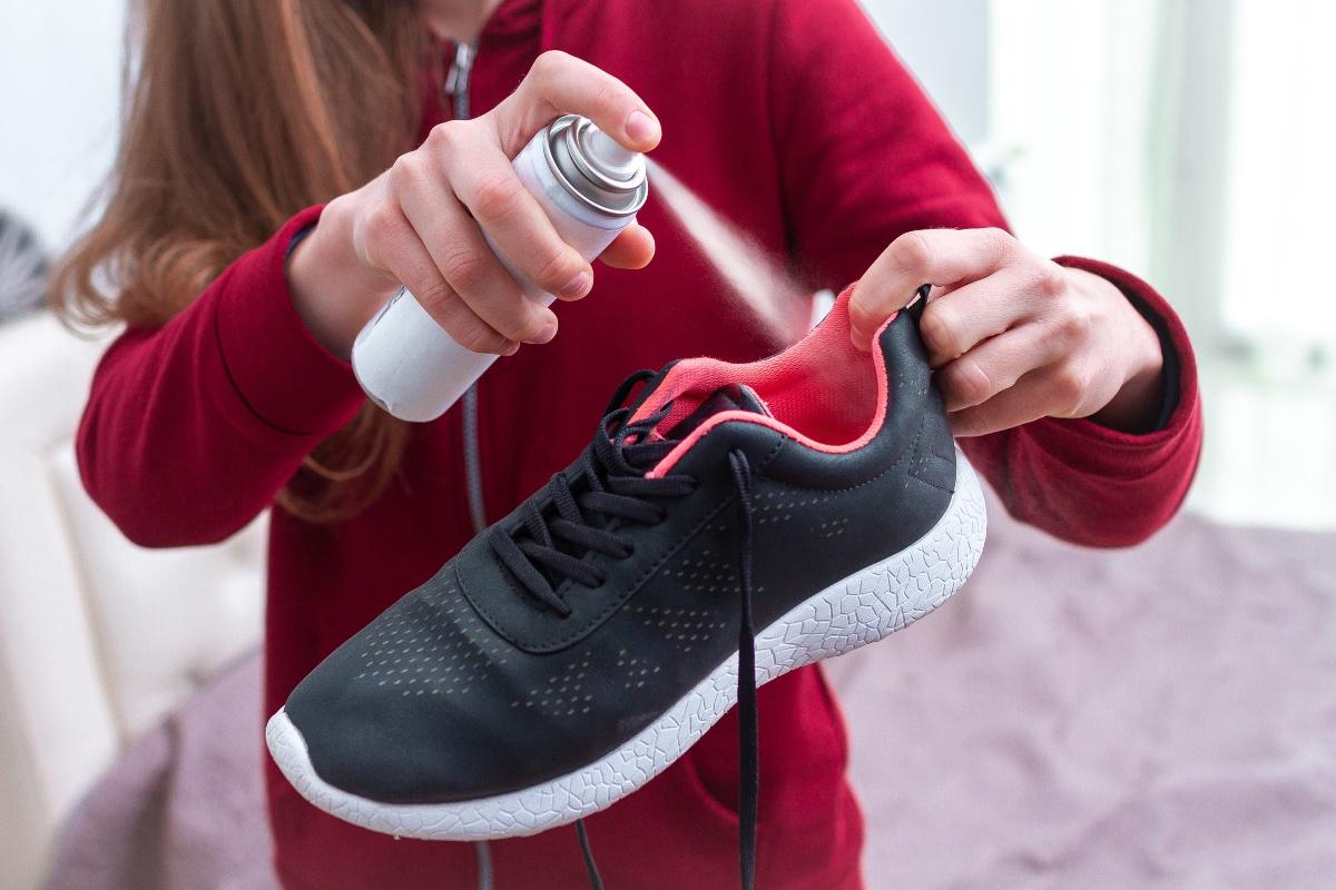 Gegen Geruch in Schuhen hilft ein antibakterielles Spray – einfach aufsprühen und frisch durchstarten Schuhe-Spray-Geruchsbekämpfung