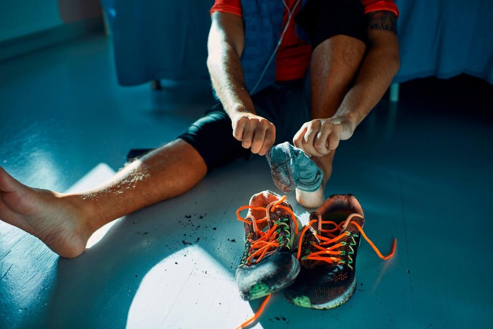 Schweißnasse Schuhe bieten Bakterien ein perfektes Klima zur Vermehrung Schuhe-ausziehen-nach-Sport