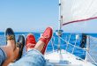 2 Menschen mit Bootsschuhen liegen auf Segelboot