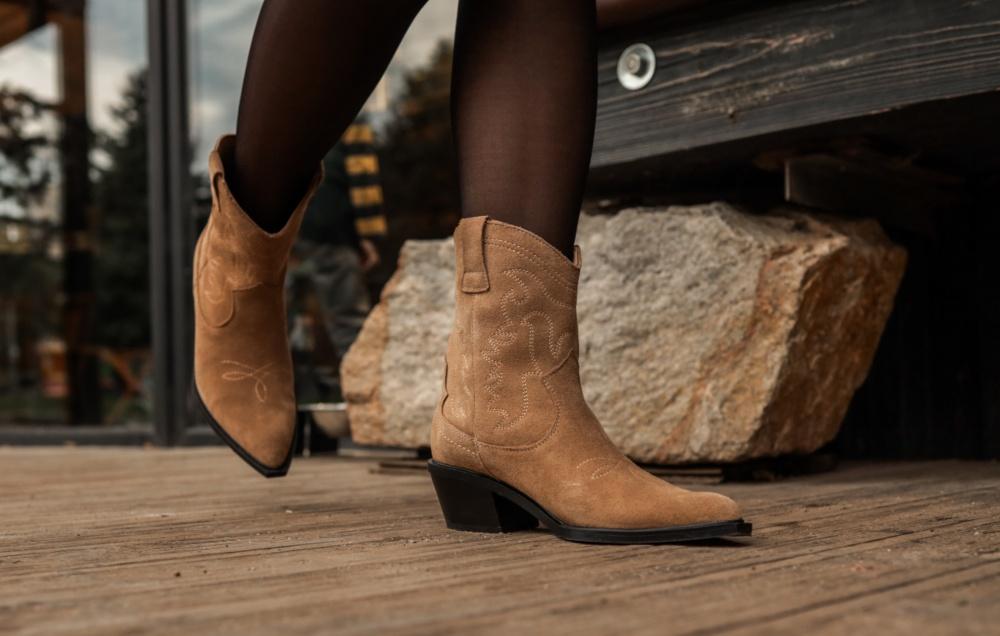 Frau-mit-Cowboy-Boots