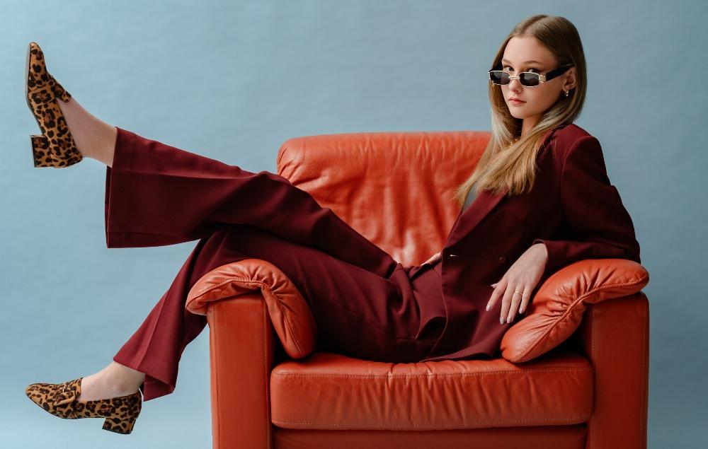 Junge-Frau-Schuhe-mit-Leo-Print