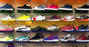 Regal mit einer großen Auswahl an verschiedenen Sportschuhen und Sneakern
