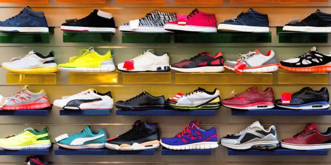 Regal mit einer großen Auswahl an verschiedenen Sportschuhen und Sneakern