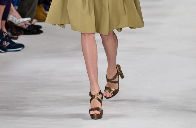 Mila Krasnoiarova läuft bei der Ralph Lauren Frühjahr/Sommer 2015 Modenschau.